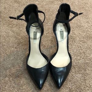 Black leather Guess pumps